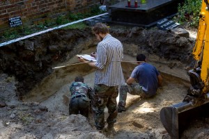 Pomoc przy pracach archeologicznych zespołu profesora Krzysztofa Szwagrzyka, Cmentarz Bródnowski, Warszawa / 06.2015