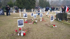 Oznaczenie krzyżami brzozowymi miejsc odnalezienia Wyklętych, Cmentarz Powązkowski, Kwatera „Ł” / 28.02.2016